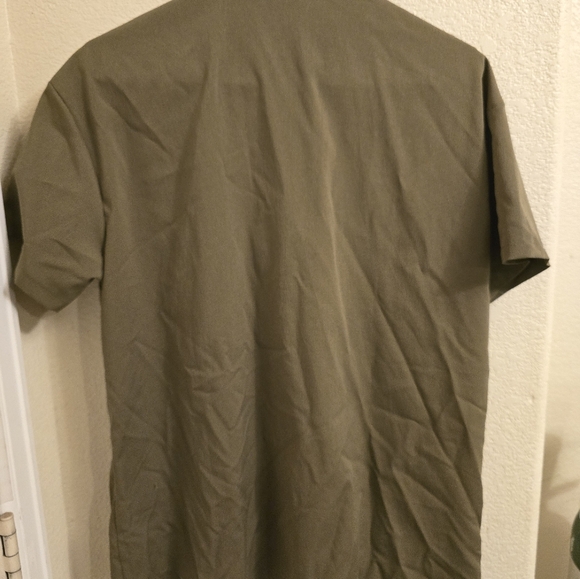 Men’s olive green short-sleeved button-up shirt with chest pocket, size small - Picture 5 of 5